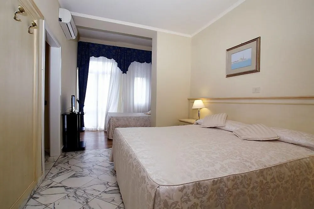 Hotel Coluccini Marina di Pietrasanta 3*,  Italia
